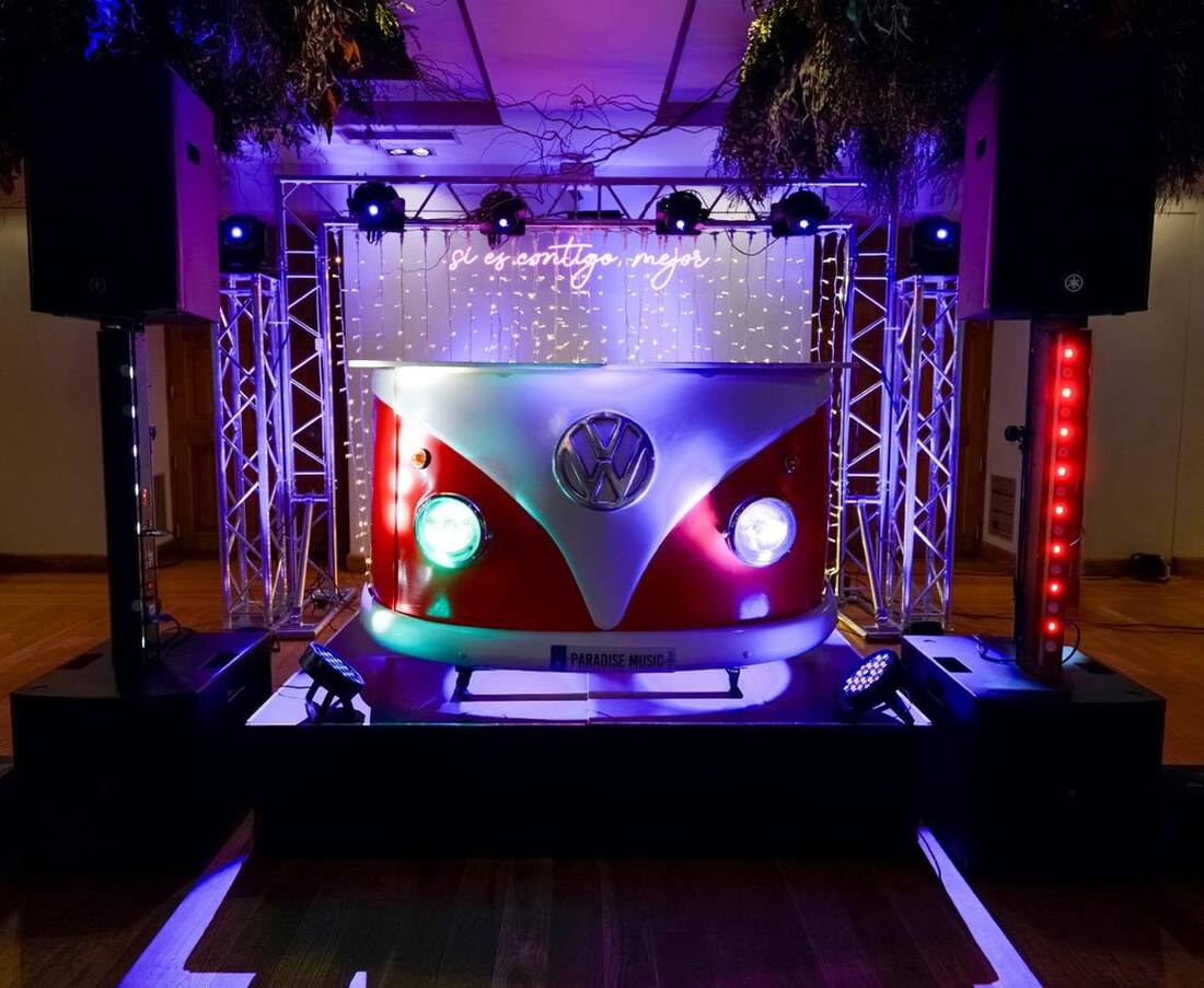 Cabina con frontal de furgoneta Volkswagen roja y blanca