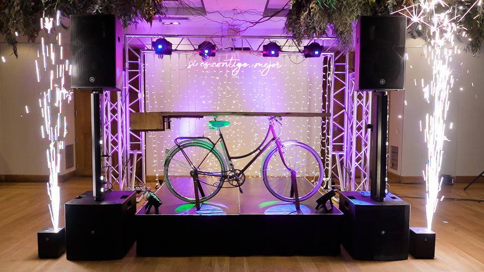 Cabina bicicleta con escenario, cortina de luces y chispas
