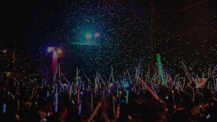 Pista llena con confeti y palos LED