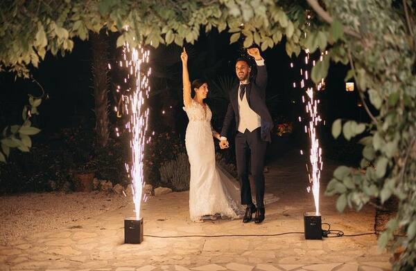 Máquinas de fuego frío en el baile de una boda