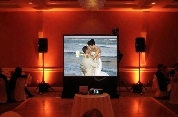 Pantalla y proyector en una boda