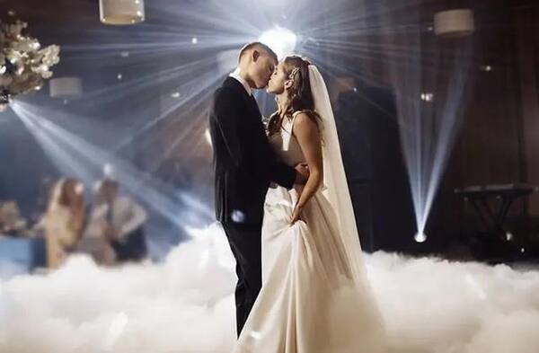 Niebla baja para el primer baile de los novios