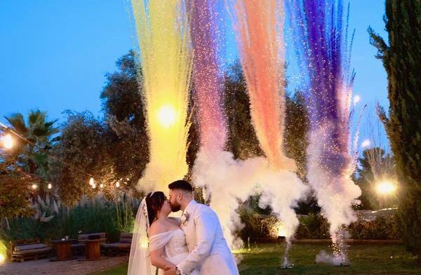Humo aéreo de colores en una boda