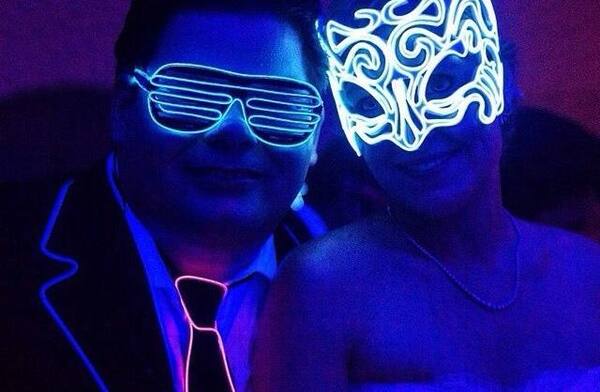 Luz negra en la pista de baile de una boda